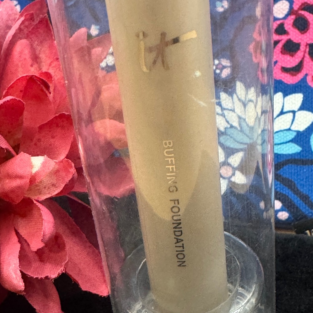 It cosmetics heavenly luxe buffing foundation cosmetic brush - Picture 4 of 8